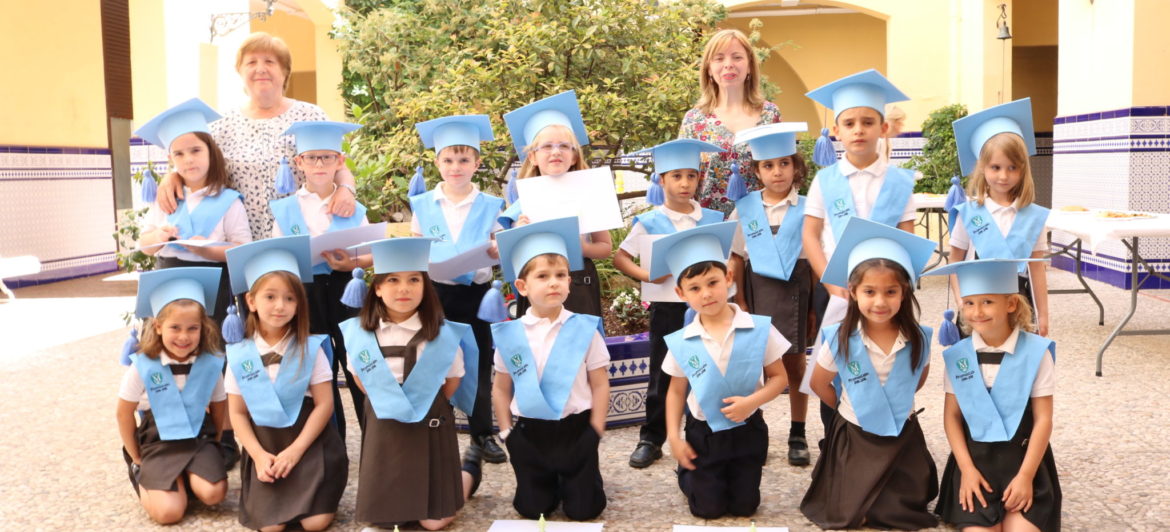 L’alumnat de 5 Infantil es graduen abans de passar a Primària