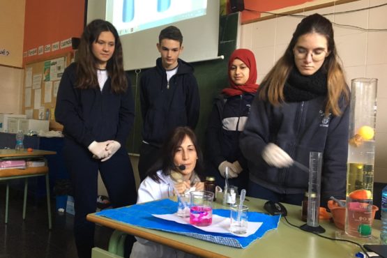4t d’ESO aprén Química ensenyant-la a l’alumnat de 5è de Primària