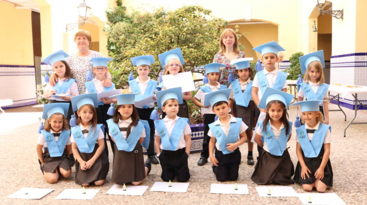L’alumnat de 5 Infantil es graduen abans de passar a Primària