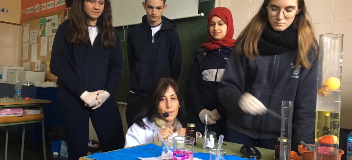 4t d’ESO aprén Química ensenyant-la a l’alumnat de 5è de Primària