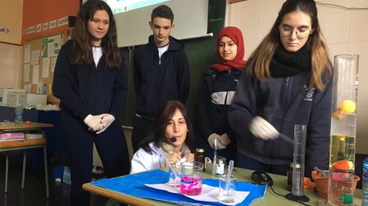 4t d’ESO aprén Química ensenyant-la a l’alumnat de 5è de Primària