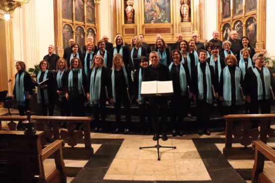 El 150 aniversario empieza con un concierto de la Coral que llenó Santa María