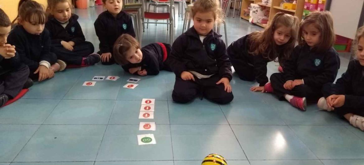 Infantil aprende con el robot Bee-bot