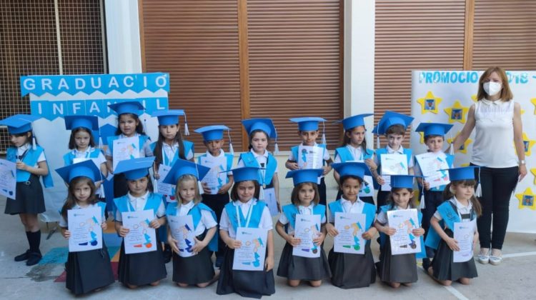 L’alumnat d’infantil 5 anys del col·legi La Milagrosa es gradua